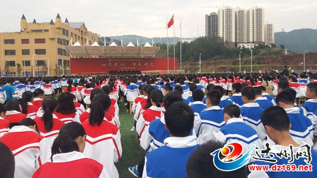 学生认真聆听