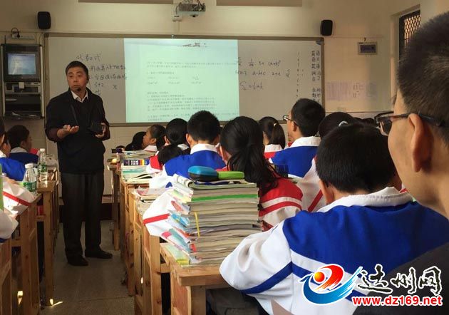 王显涛老师正在授课