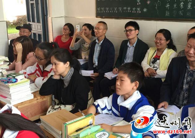 学校领导和老师认真听课