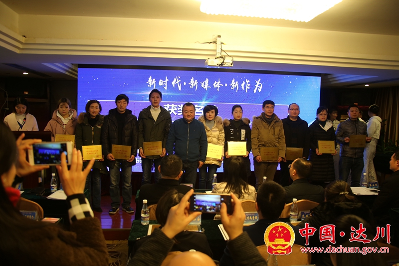 左三为我校办公室副主任曾国峰_副本.jpg