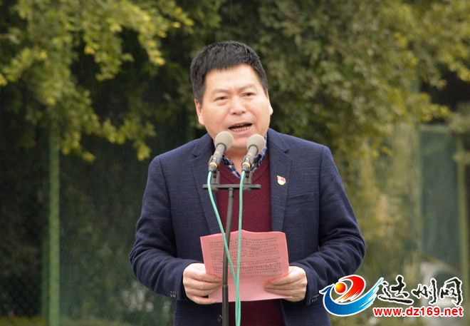 党委书记李健主持大会