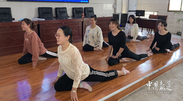 华蓥市高兴镇幼儿园注重教师基本训练