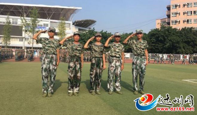 五名学生军训剪影