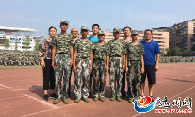 五名学生与班主任合影
