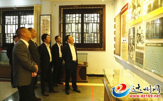 参观红军文化陈列馆