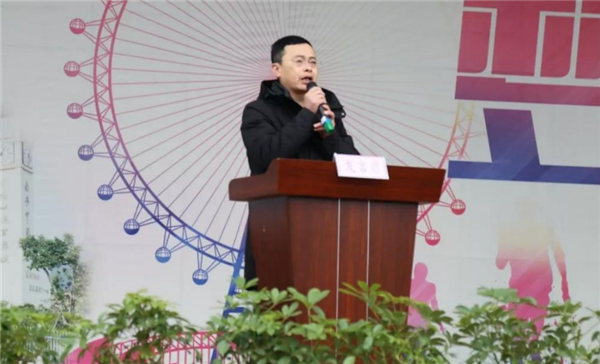达州中学校长郭德波宣布开幕3.png