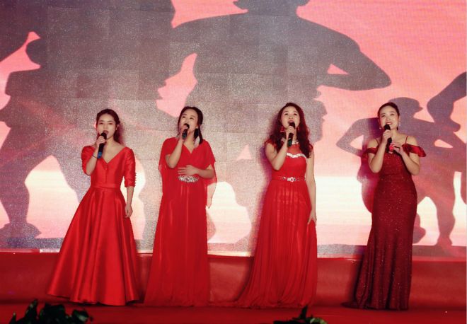 20青年教师演唱《我们都是追梦人》_副本