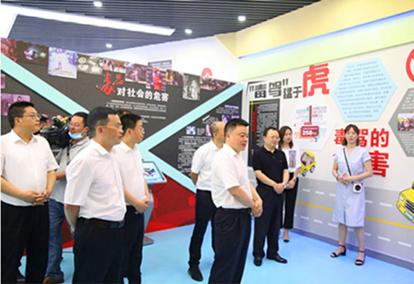 图片默认标题_fororder_图为检查组一行参观达州中学禁毒教育基地