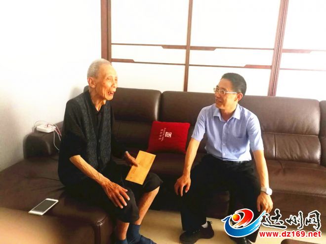 看望慰问离休党员代表