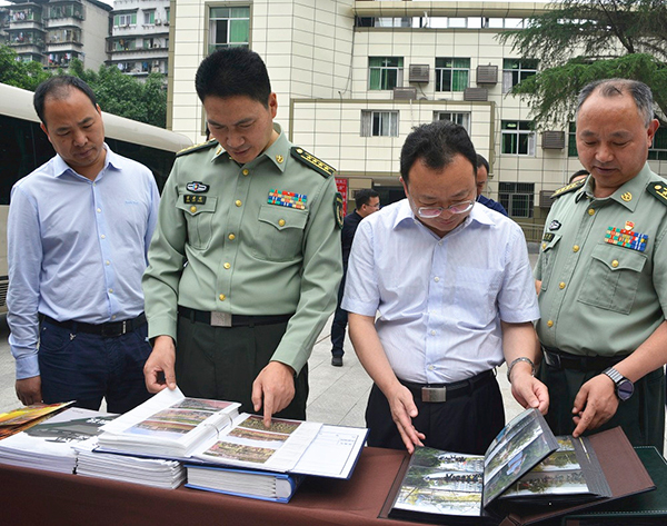 （过审）四川省军区政治工作局副主任曾建超一行到达州中学检查指导双拥工作