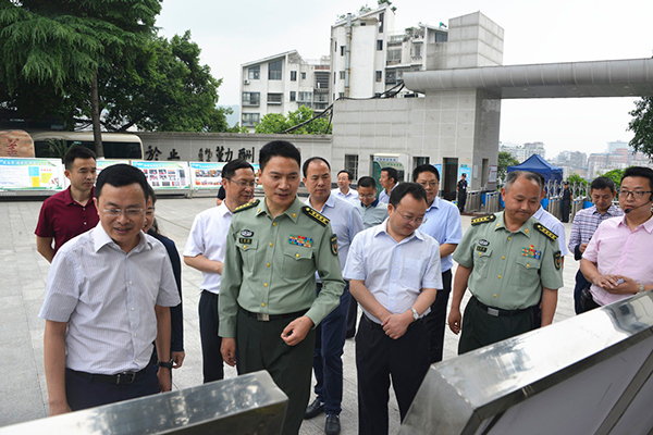 （过审）四川省军区政治工作局副主任曾建超一行到达州中学检查指导双拥工作