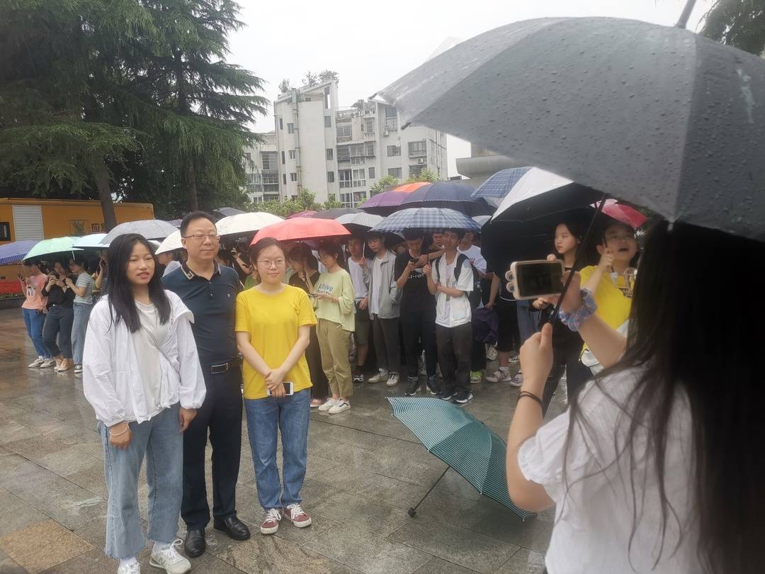 师生冒雨合影