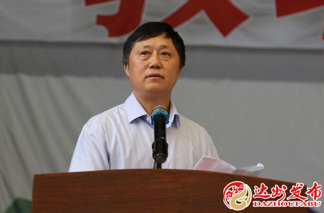 06高2018级年级主任张敏主持典礼