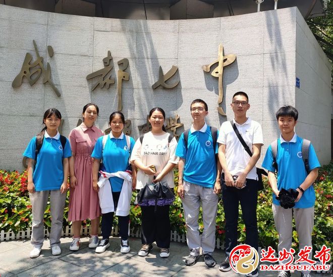参赛同学合影留念