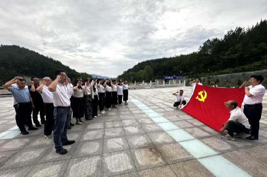 缅忆英豪担道义，概怀征程写鸿篇